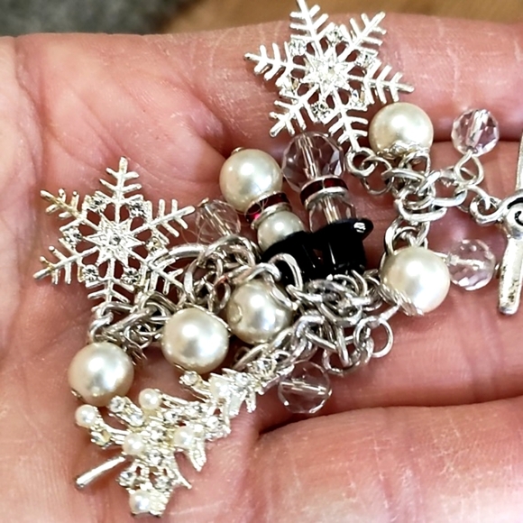 VINTAGE SNOWMAN TOGGLE BRACELET, HOOK EARRINGS & SNOWFLAKE BROOCH - Picture 8 of 11